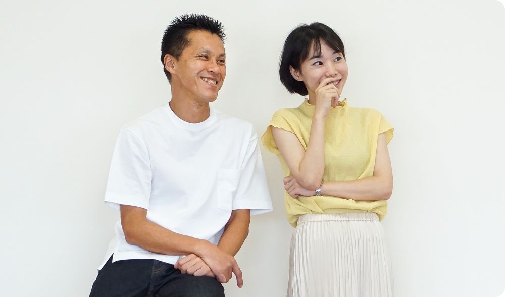 女性スタッフと笑い合う平谷代表