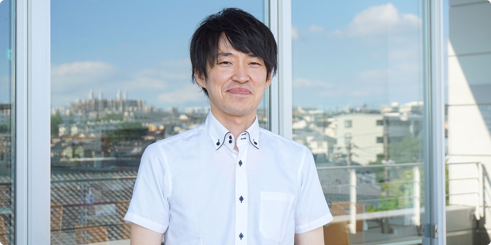 笑顔を向ける朝日さんの写真